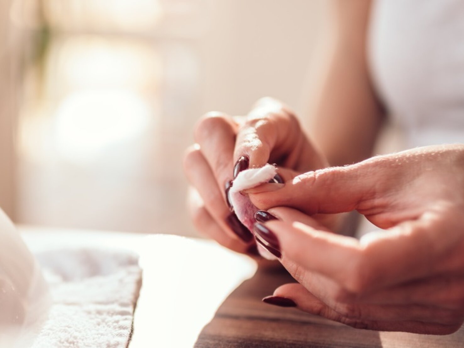 Nagellack entfernen Einfache Hausmittel wie Alkohol und Zitrone helfen
